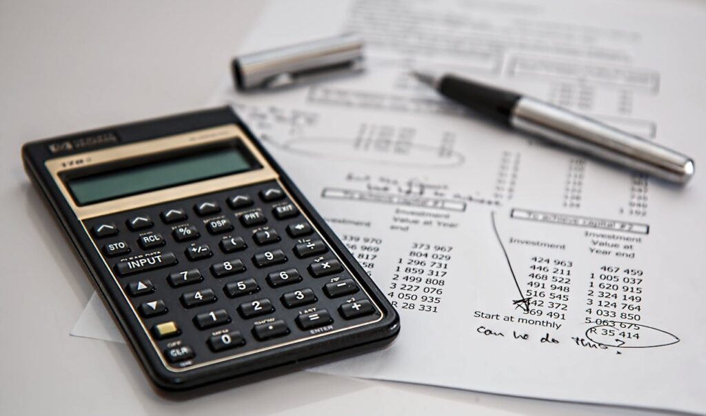 Calculadora y papeles de trabajo